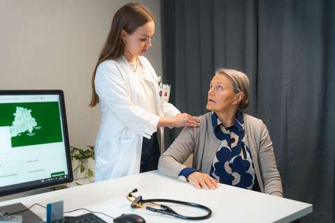 Lääkäri tutkii asiakasta vastaanotolla.