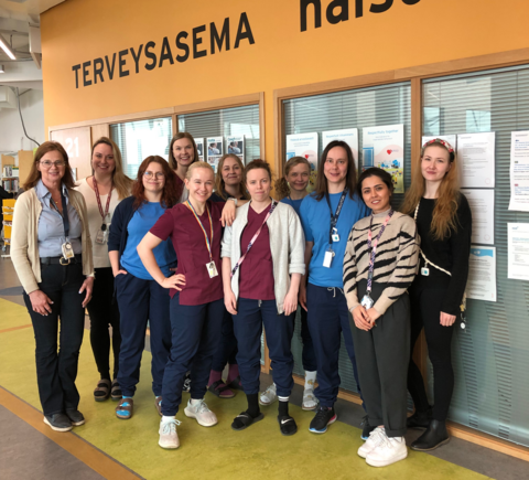 Ryhmäkuva terveysaseman ammattilaisista.