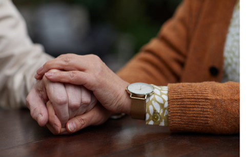 Kädet_couple_holding_hands