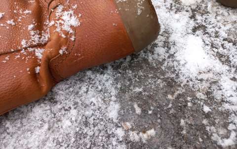 Kengän kanta ja lumista maata. 