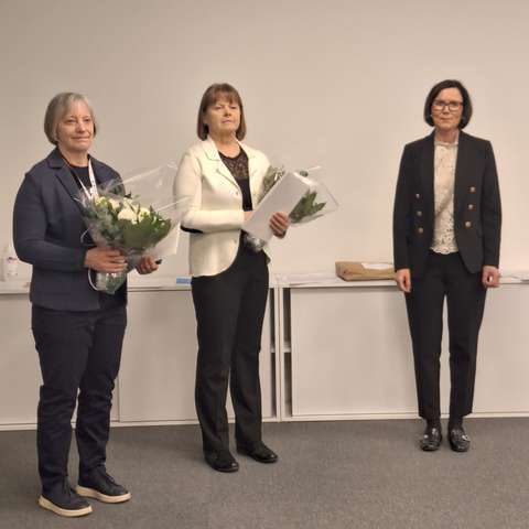 Kuvassa palkitut Marketta Roinisto ja Tiina Pahikainen sekä kukittajana toiminut palvelualuejohtaja Tuula Suominen.