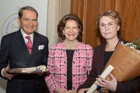 Ruotsin kuningatar Silvia ja sairaanhoitaja Hanna Varpalahti poseeraavat kameralle hymyillen.